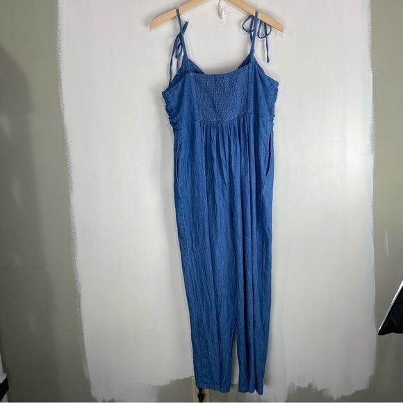 Old Navy Twist Front Tie Shoulder Straps Smocked Chambray Jumpsuit Size Large - Picture 6 of 7